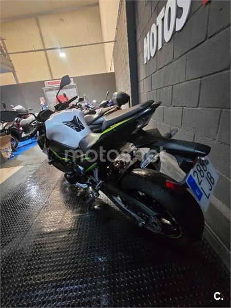 Kawasaki Z900 – Vista 9