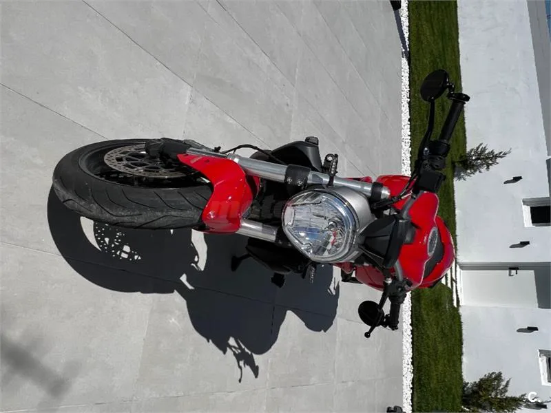 Ducati Monster 821 – Vista 3