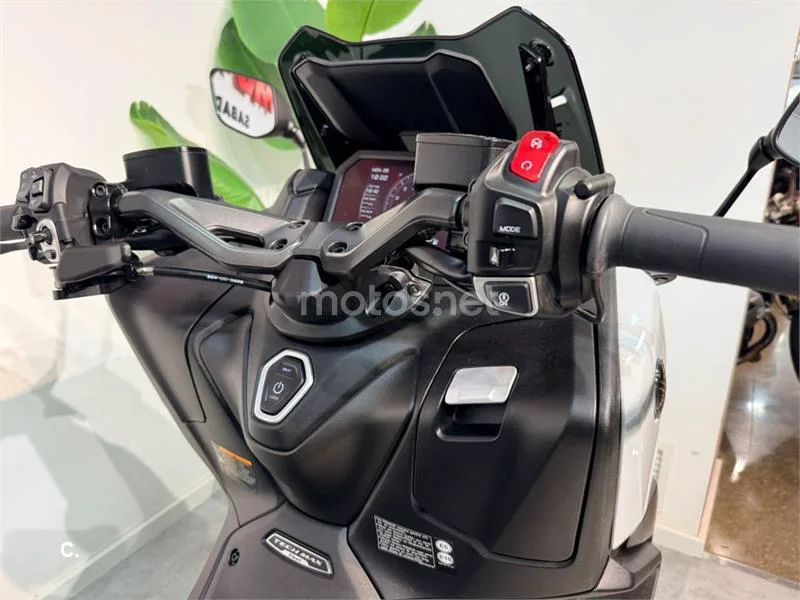 Yamaha TMAX - Vista 6