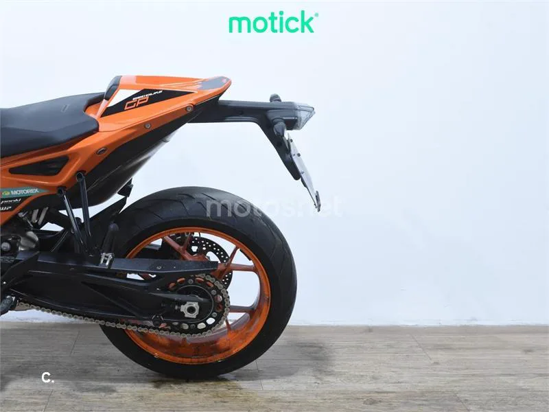 KTM 890 – Vista 9