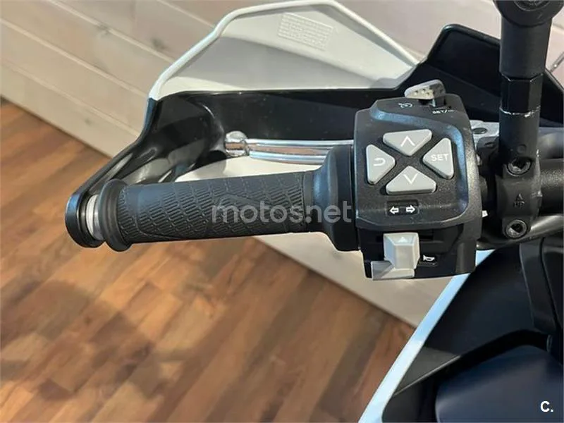 KTM 890 – Vista 12