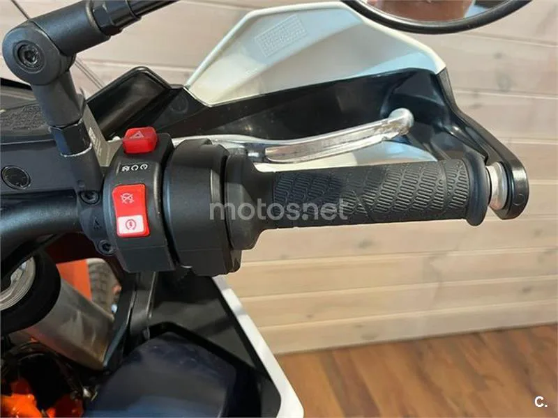 KTM 890 – Vista 14
