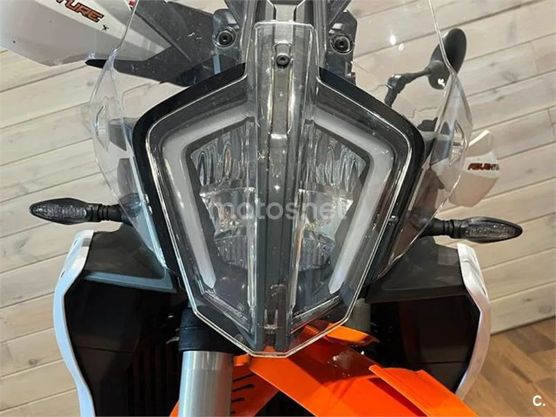 KTM 890 – Vista 10