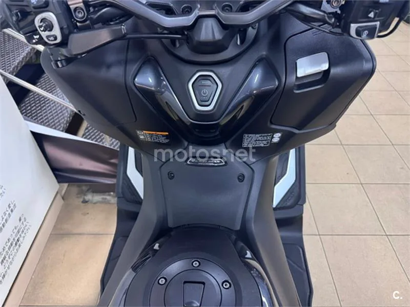 Yamaha TMAX – Vista 4