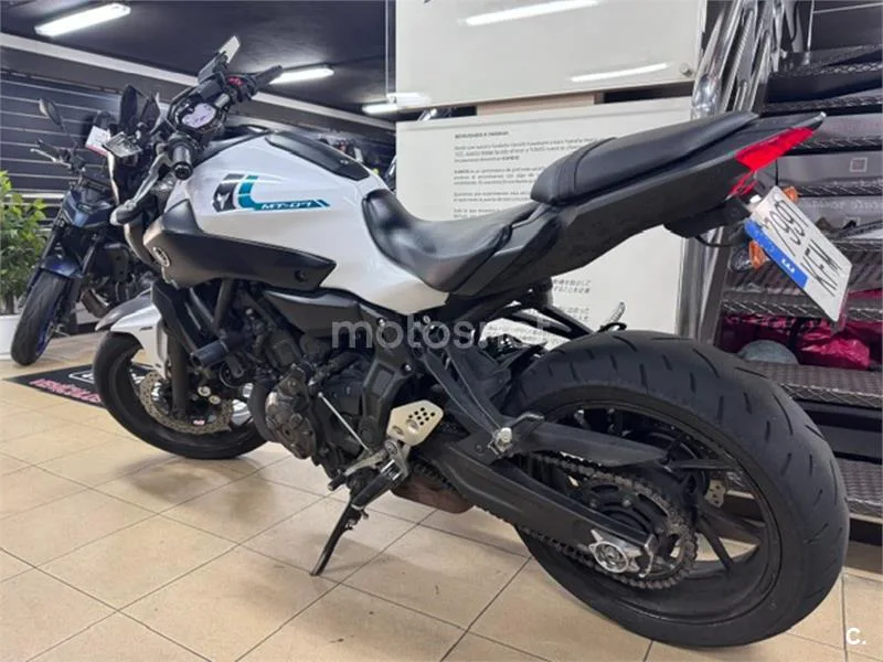 Yamaha MT-07 – Vista 7
