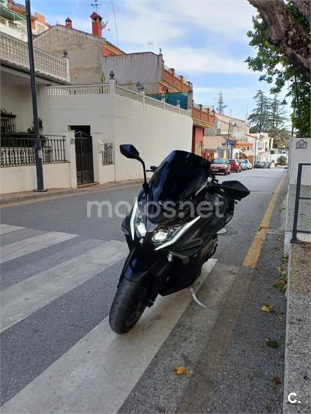Kymco AK 550 – Vista 4