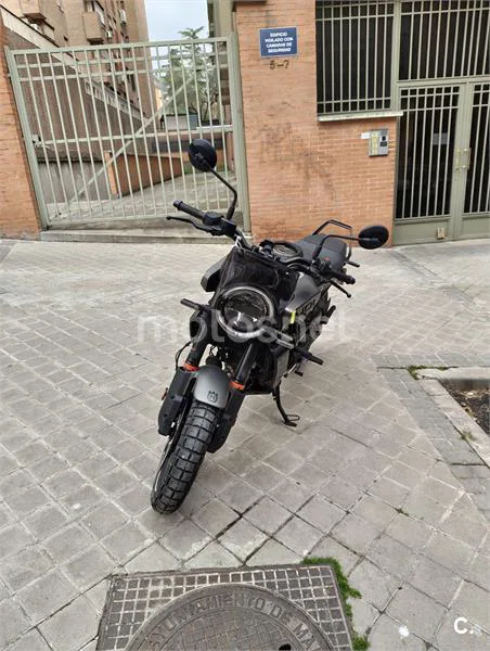 Husqvarna Svartpilen 401 – Vista 4
