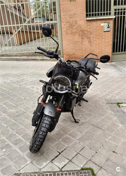 Husqvarna Svartpilen 401 – Vista 7