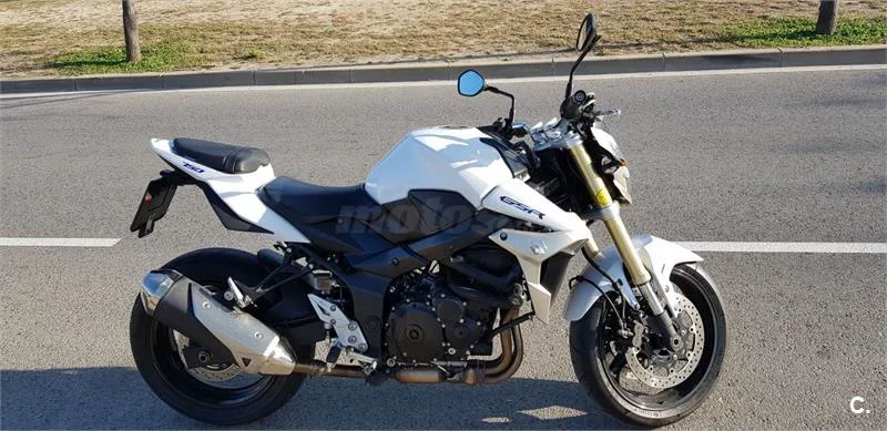 Suzuki GSR 750 – Vista 2