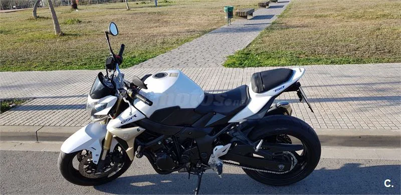 Suzuki GSR 750 – Vista 4