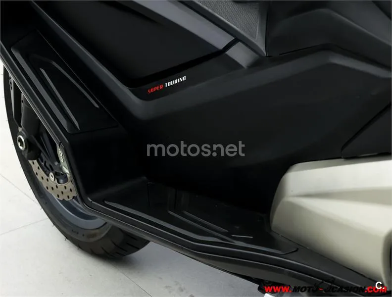 Kymco AK 550 – Vista 10