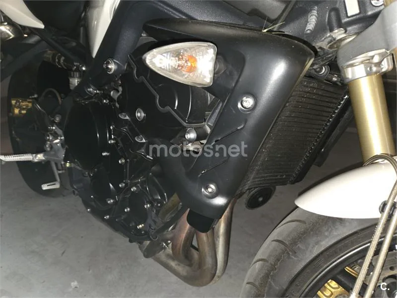Triumph Street Triple R – Vista 8