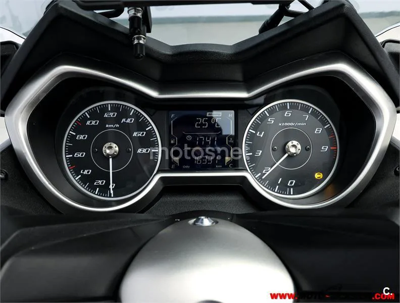Yamaha XMAX 400 – Vista 6