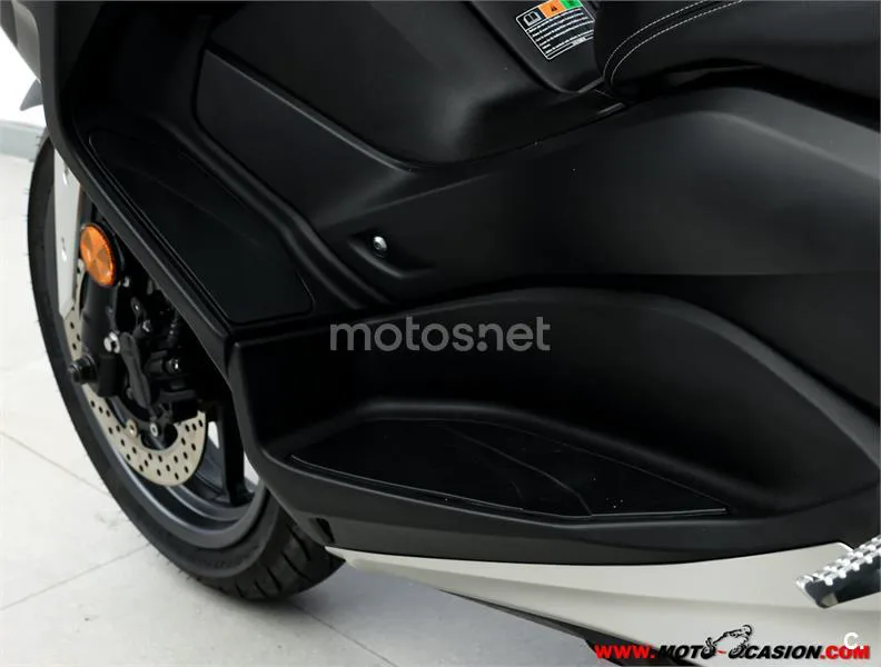 Yamaha XMAX 400 – Vista 10