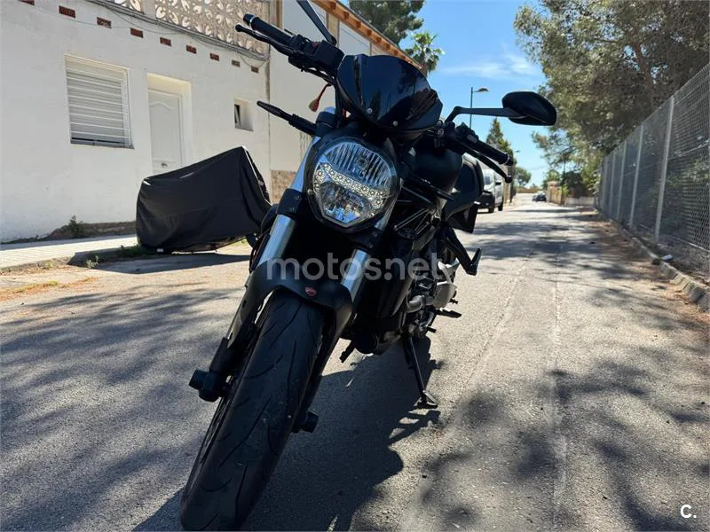 Ducati Monster 821 – Vista 2