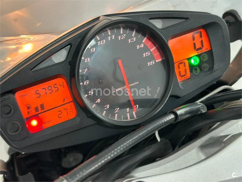 Suzuki GSR 600 – Vista 30