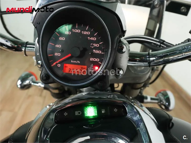 Suzuki Intruder M800 – Vista 12