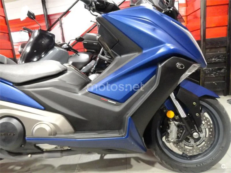 Kymco AK 550 – Vista 3