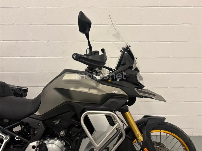 Voge 900 DSX – Vista 15