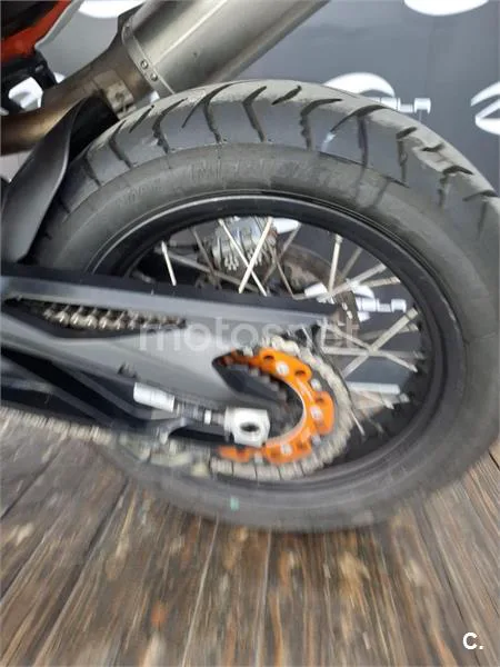 KTM 890 – Vista 14
