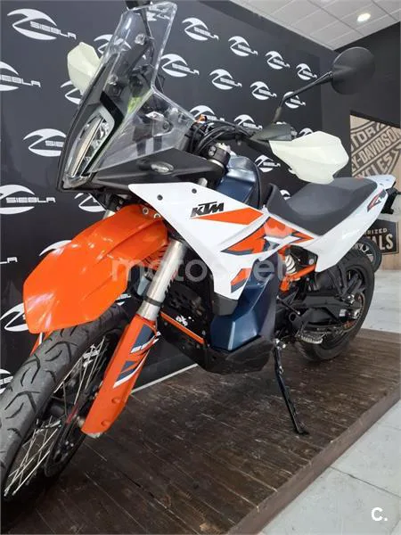KTM 890 – Vista 15