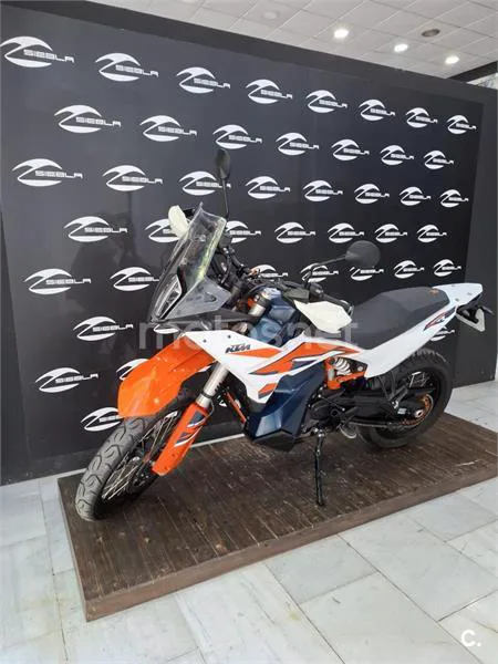 KTM 890 – Vista 4