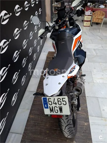 KTM 890 – Vista 9