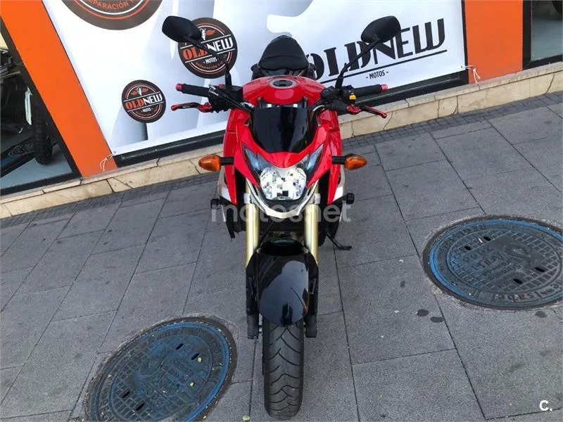 Suzuki GSR 750 – Vista 13