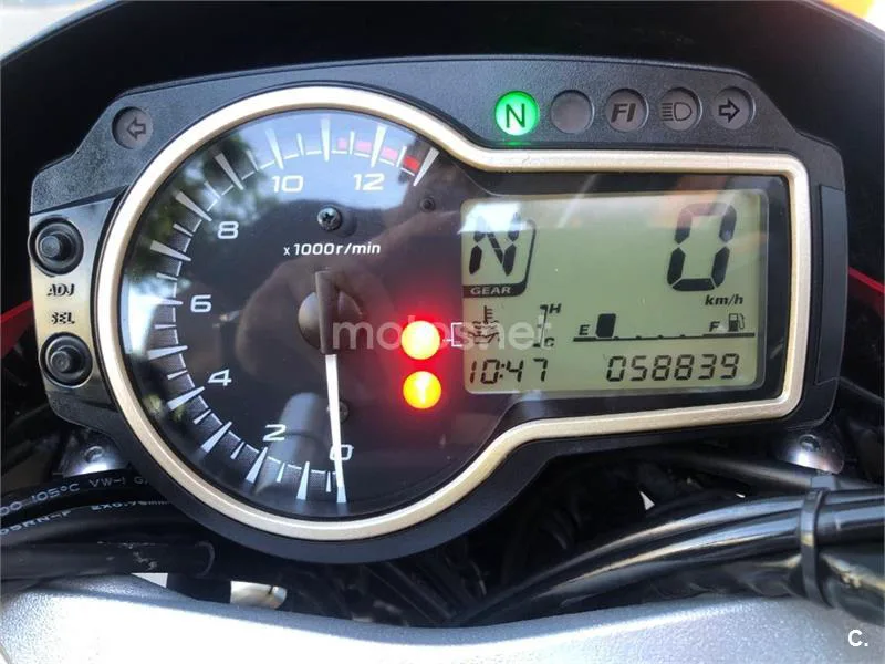 Suzuki GSR 750 – Vista 14