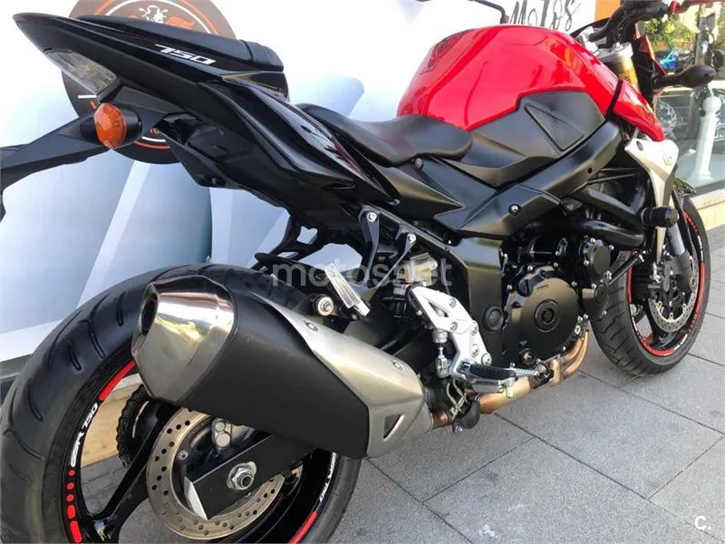 Suzuki GSR 750 – Vista 7