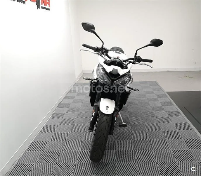 Triumph Street Triple 765 – Vista 17