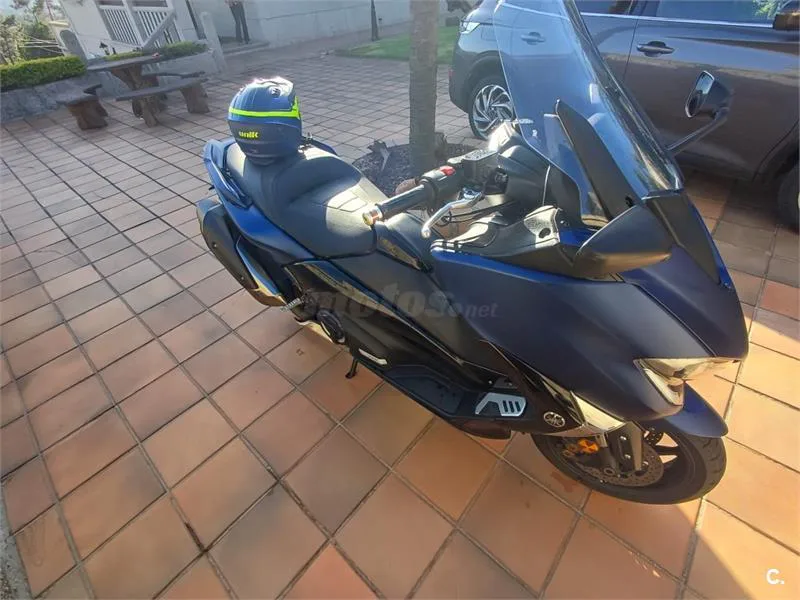 Yamaha TMAX – Vista 9