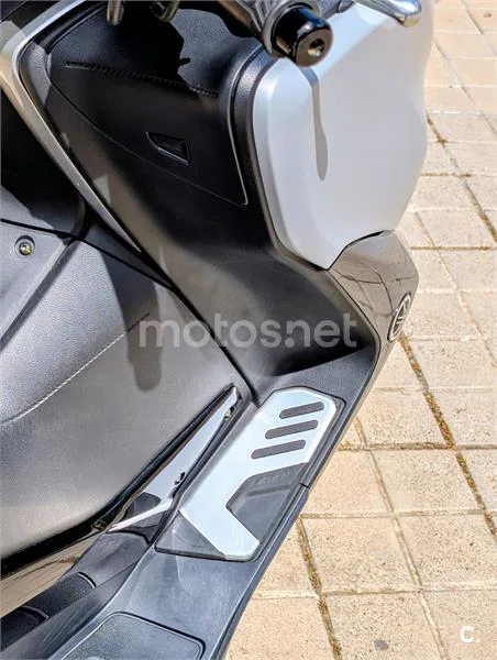Yamaha TMAX – Vista 11