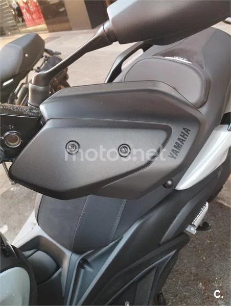 Yamaha XMAX 300 – Vista 7