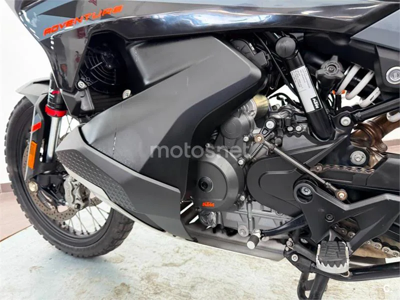 KTM 890 – Vista 12