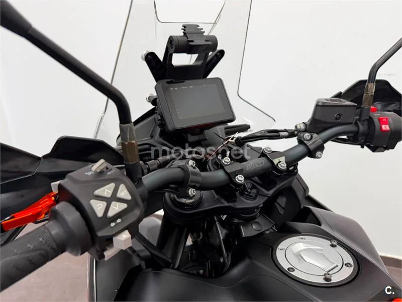 KTM 890 – Vista 14