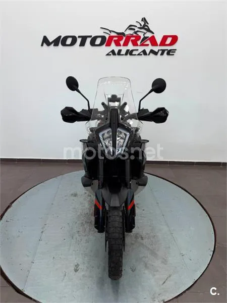KTM 890 – Vista 16