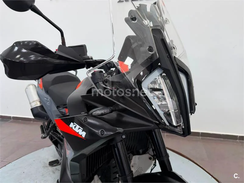 KTM 890 – Vista 21