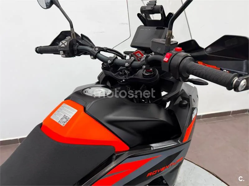 KTM 890 – Vista 9