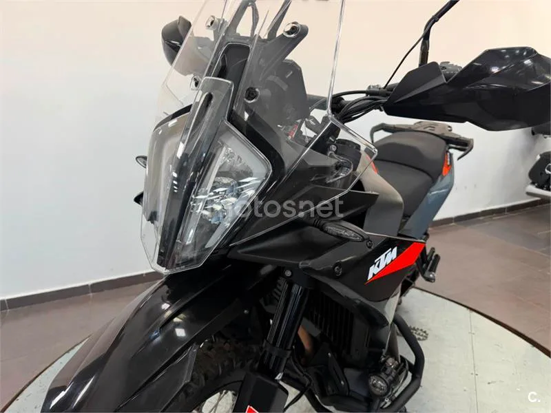 KTM 890 – Vista 17