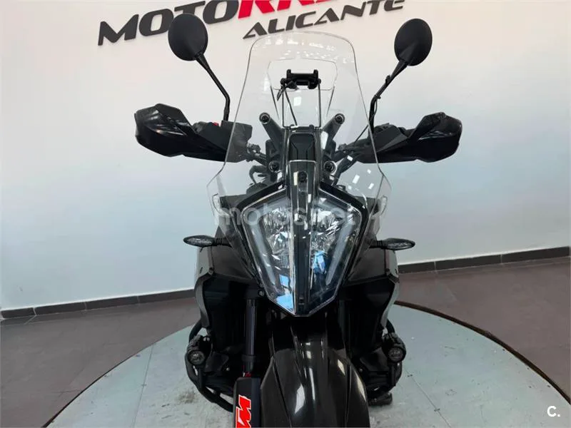 KTM 890 – Vista 19