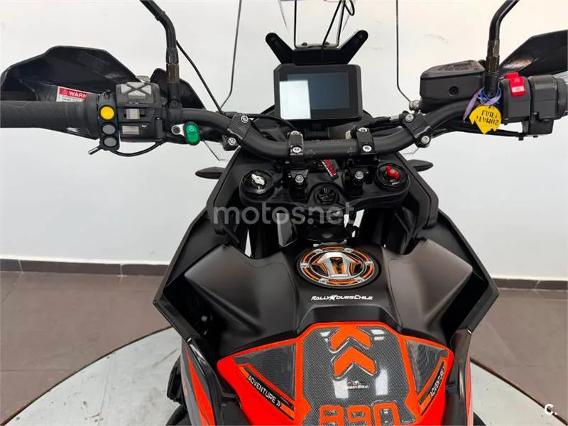 KTM 890 – Vista 9