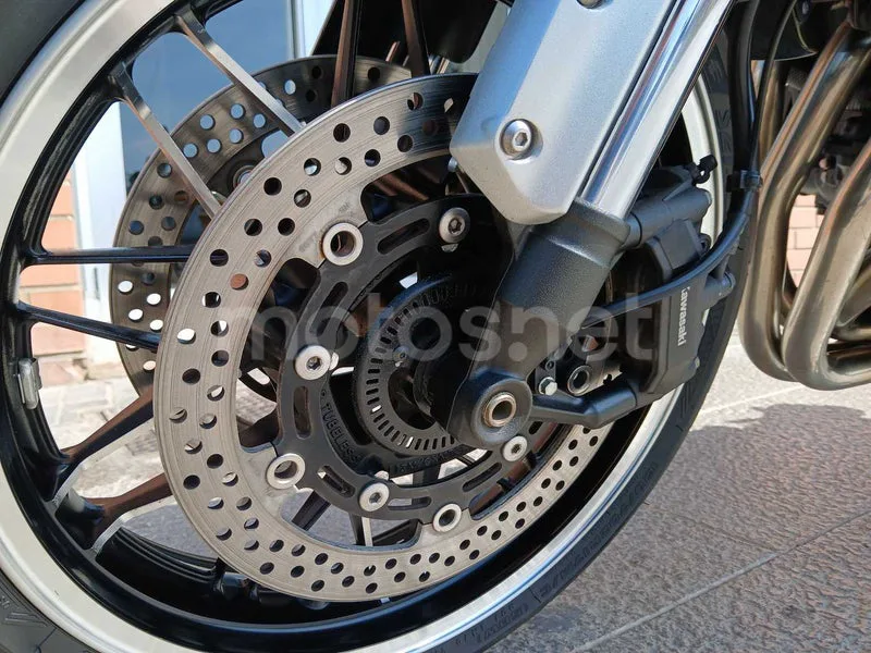 Kawasaki Z900RS - Vista 13