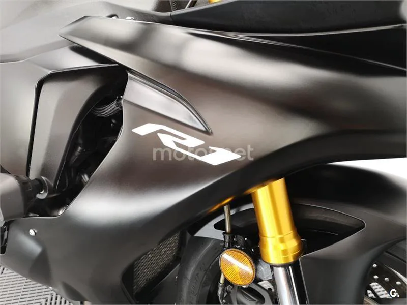 Yamaha R1 – Vista 15