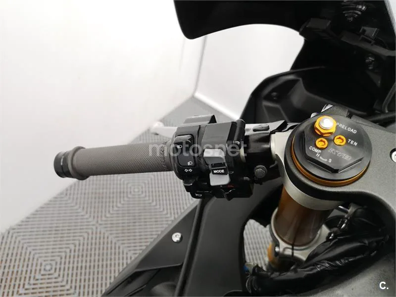 Yamaha R1 – Vista 9