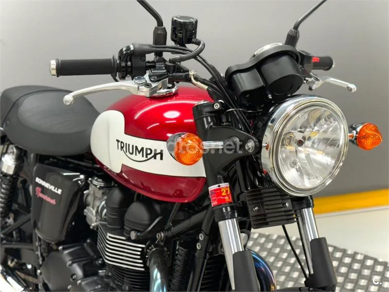 Triumph Bonneville – Vista 14