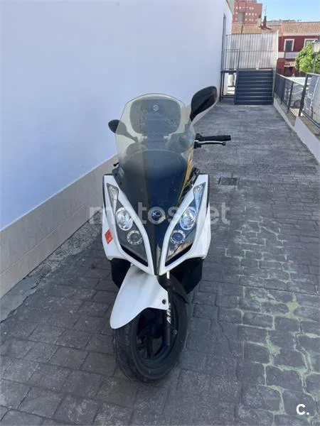 Kymco Super Dink 125 – Vista 3