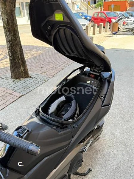 Kymco AK 550 – Vista 4