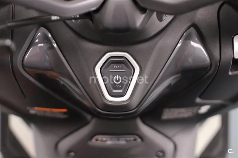 Yamaha TMAX – Vista 8