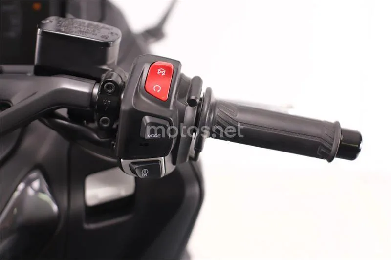 Yamaha TMAX – Vista 9